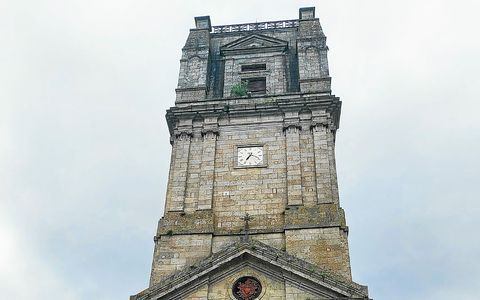 Infiltrations d'eau, chute de pierres à l'intérieur, tassement du clocher, mauvais état de la charpente… L'église Saint-Pierre-et-Saint-Paul est en mauvais état.